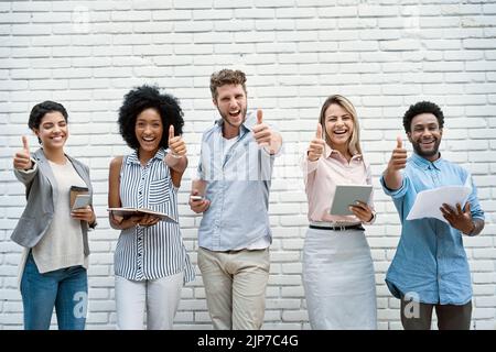 Dies war ein erfolgreicher Bring your device Tag. Junge Designer mit verschiedenen Geräten außerhalb. Stockfoto