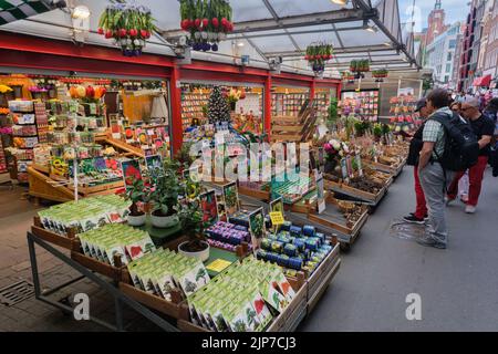 Amsterdam, Niederlande - 21. Juni 2022: Amsterdams berühmter schwimmender Blumenmarkt wurde 1862 eröffnet Stockfoto