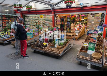 Amsterdam, Niederlande - 21. Juni 2022: Amsterdams berühmter schwimmender Blumenmarkt wurde 1862 eröffnet Stockfoto