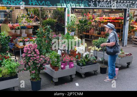 Amsterdam, Niederlande - 21. Juni 2022: Amsterdams berühmter schwimmender Blumenmarkt wurde 1862 eröffnet Stockfoto