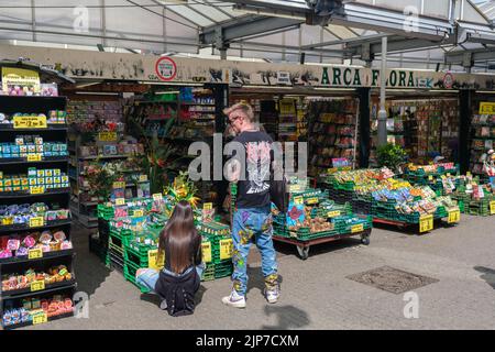 Amsterdam, Niederlande - 21. Juni 2022: Amsterdams berühmter schwimmender Blumenmarkt wurde 1862 eröffnet Stockfoto