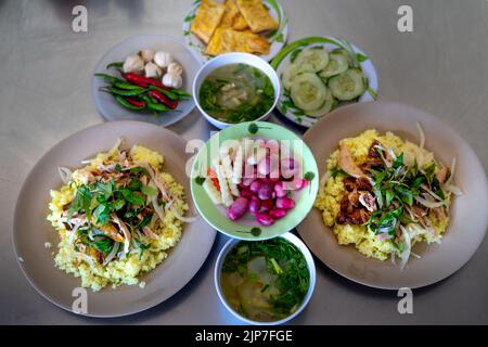 Nahaufnahme des Tam Ky-Hühnerreisplattes. Dies ist ein berühmtes köstliches Reisgericht in Vietnam Stockfoto