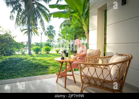 Weibliche Touristen genießen Morgenkaffee im 4-Sterne-Resort Pax Ana in Doc Let Beach, Stadt Nha Trang Street, VN Stockfoto