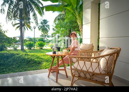 Weibliche Touristen genießen Morgenkaffee im 4-Sterne-Resort Pax Ana in Doc Let Beach, Stadt Nha Trang Street, VN Stockfoto