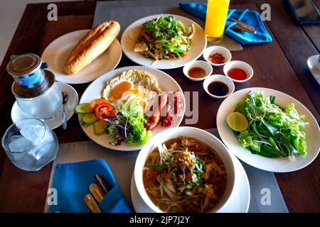 Frühstück im 4-Sterne-Resort Pax Ana im Doc Let Beach, Nha Trang City, VN Stockfoto