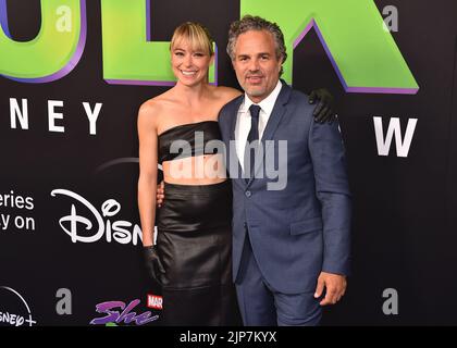 Los Angeles, USA. 15. August 2022. Tatiana Maslany und Mark Ruffalo gehen auf dem roten Teppich in den Marvel Studios 'She-Hulk: Attorney at Law' Los Angeles Premiere am 15. August 2022 im El Capitan Theatre in Los Angeles, CA. (Foto von Scott Kirkland/Sipa USA) Quelle: SIPA USA/Alamy Live News Stockfoto