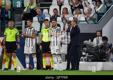 Filip Kostic von Juventus FC und Mattia De Sciglio von Juventus FC während des Spiels der Serie A 2022/23 zwischen Juventus FC und US Sassuolo am 15. August 2022 im Allianz Stadium in Turin, Italien Stockfoto