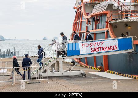 Osaka, Japan - 27. November 2018: Offizier, der nach der Kreuzfahrt um Osaka auf die Sicherheit von Touristen überprüft, um vom Santa Maria-Schiff zum Bahnsteig zu gelangen Stockfoto