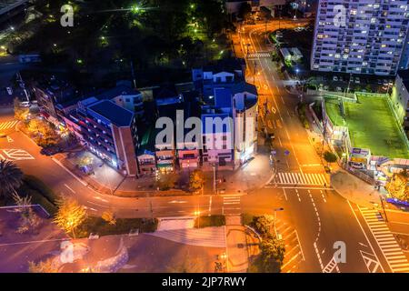 Osaka, Japan - 27. November 2018: Luftaufnahme über die Straße mit orangefarbenen Lichtern ohne Fahrzeug und Gebäuden in der Nähe der Straße in Osaka bei Nacht. Stockfoto