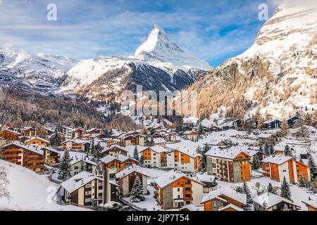 Zermatt, Schweiz - 12. November 2019: Luftaufnahme des schneebedeckten Dorfes mit dem Hintergrund des legendären Matterhorn-Berggipfels, einige Hotels sind geschlossen Stockfoto