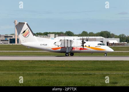 Montreal, Kanada. 23.. Mai 2022. Ein Air Creebec Bombardier Dash 8-100 verlässt den internationalen Flughafen Montreal Pierre Elliott Trudeau. Air Creebec ist eine regionale Fluggesellschaft mit Sitz in Val-d'Or, Quebec, Kanada. Es betreibt Linien- und Charterflüge zu 16 Zielen in Quebec und Ontario. (Foto: Fabrizio Gandolfo/SOPA Images/Sipa USA) Quelle: SIPA USA/Alamy Live News Stockfoto