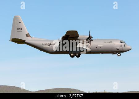 Quebec, Kanada. 24.. Mai 2022. Lockheed Martin CC-130J Hercules landet auf dem Flughafen Quebec. Die Lockheed C-130 Hercules ist ein von Lockheed entwickeltes und gebautes amerikanisches viermotorisches Turboprop-Militärtransportflugzeug. Die C-130 war in der Lage, unvorbereitete Start- und Landebahnen für Start- und Landungen zu verwenden und wurde ursprünglich als Truppenflugzeuge, Medevac-Flugzeuge und Frachtflugzeuge konzipiert. (Foto: Fabrizio Gandolfo/SOPA Images/Sipa USA) Quelle: SIPA USA/Alamy Live News Stockfoto