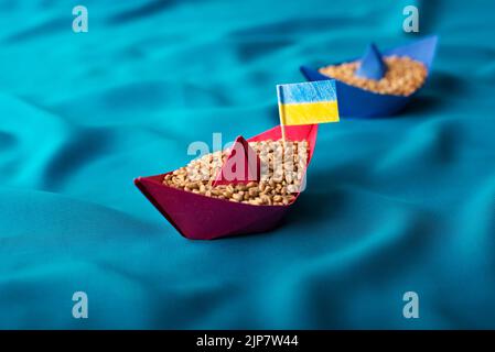 Schiffe mit ukrainischem Weizenkorn aus Papier Konzept Stockfoto