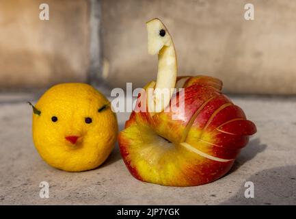 Tierförmige Dekorationen aus Früchten Stockfoto