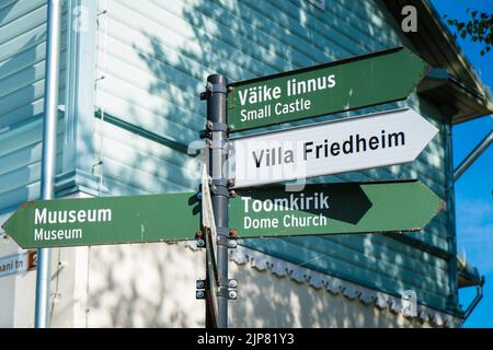 Schild mit Hinweis auf verschiedene Sehenswürdigkeiten und Touristenattraktionen in Haapsalu, Estland. Stockfoto