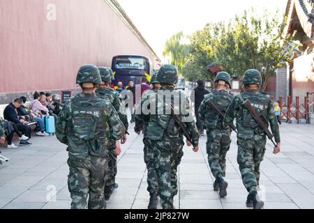 Peking, China - Chinesische Bullen der Spezialeinheit für die bewaffnete Polizei marschieren in der Nähe des Verbotenen Stadtgebiets in Peking. Stockfoto