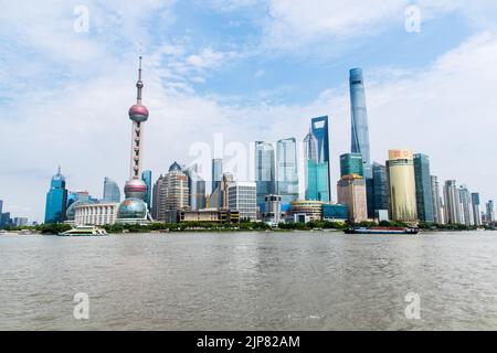 Shanghai, China - Wolkenkratzer in Pudong, dem Finanzviertel und Geschäftszentrum von shanghai, vom Bund aus gesehen. Stockfoto