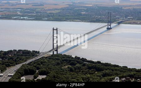 Luftaufnahme der Humber Bridge aus dem Norden mit Blick über den Humber in Richtung Süden, East Yorkshire Stockfoto