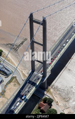 Luftaufnahme der Humber Bridge aus dem Norden mit Blick über den Humber in Richtung Süden, East Yorkshire Stockfoto