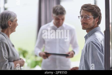 Gespräch zwischen Managern und Mitarbeitern im Büro Stockfoto