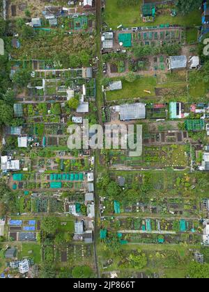 Eine Drohnenaufnahme verschiedener Grundstücke in einer Zuteilung, Micklethwaite, West yorkshire. Stockfoto