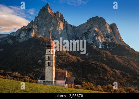 Seis am Schlern, Italien - die berühmte St. Valentin Kirche und der Schlernberg bei Sonnenuntergang. Idyllische Berglandschaft in den italienischen Dolomiten mit b Stockfoto