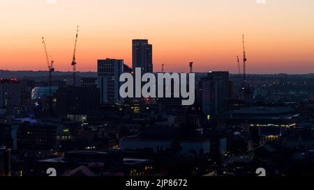 Skyline von Leeds City, West Yorkshire bei einem Sommersonnenaufgang mit dem Altus House und den umliegenden Gebäuden und Kränen Stockfoto