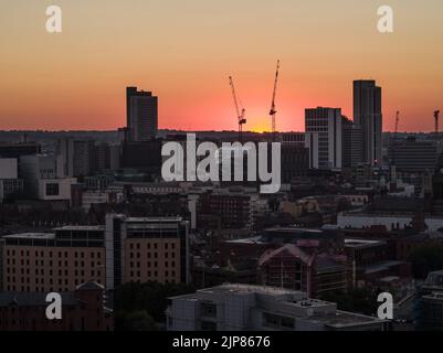 Skyline von Leeds City, West Yorkshire bei einem Sommersonnenaufgang mit dem Altus House und den umliegenden Gebäuden und Kränen Stockfoto