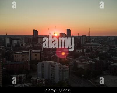 Skyline von Leeds City, West Yorkshire bei einem Sommersonnenaufgang mit dem Altus House und den umliegenden Gebäuden und Kränen Stockfoto