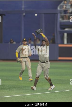 Miami, Florida. USA; San Diego Padres erster Baseman Josh Bell (24) fängt einen Pop-up für die out während eines MLB-Spiel gegen die Miami Marlins, Montag, Augus Stockfoto