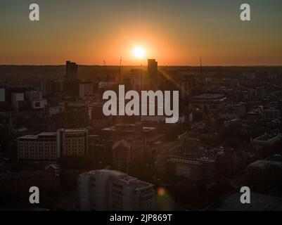 Skyline von Leeds City, West Yorkshire bei einem Sommersonnenaufgang mit dem Altus House und den umliegenden Gebäuden und Kränen Stockfoto