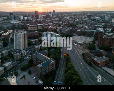 Drohnenaufnahme des Stadtzentrums von Leeds mit der inneren Ringstraße von Leeds A58 im Vordergrund Stockfoto