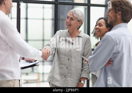 Gespräch zwischen Managern und Mitarbeitern im Büro. Stockfoto