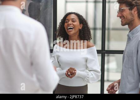 Gespräch zwischen Managern und Mitarbeitern im Büro Stockfoto