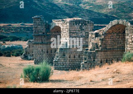 Die Alconetar-Brücke, 'Puente de Alconetar' oder 'Puente de Mantible', Ruinen der römischen Segmentbogenbrücke in der Region Extremadura, Spanien. Archivscan von einem Dia. Oktober 1980. Stockfoto