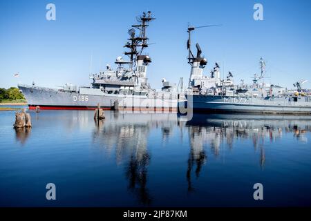 Wilhelmshaven, Deutschland. 12. August 2022. Der ehemalige Zerstörer Mölders (l, D186) und das Minenjagdboot Weilheim (M1077) befinden sich im Marinemuseum am South Beach. Das ehemalige Kriegsschiff wurde 2003 stillgelegt und ist seit 2005 für Besucher des Museums geöffnet. Quelle: Hauke-Christian Dittrich/dpa/Alamy Live News Stockfoto