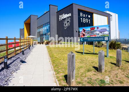 Rhyl, Großbritannien: 11. Aug 2022: Das 1891 Restaurant und Bar befindet sich im Pavilion Theatre Komplex an der Promenade Stockfoto