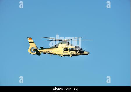 Gijon, Spanien - 23. Juli 2022. Guardia Civil Eurocopter AS365 Dauphin im Vollflug während des Gijon International Air Festivals 2022. Stockfoto