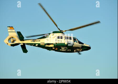 Gijon, Spanien - 23. Juli 2022. Bottonansicht des Guardia Civil Eurocopter AS365 Dauphin während des Gijon International Air Festivals 2022. Stockfoto