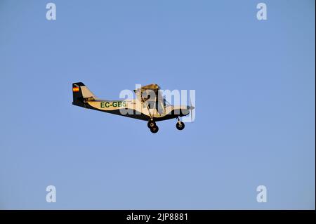 Gijon, Spanien - 23. Juli 2022. Flugzeug EC-GB5 Land Africa im Vollflug während des Gijon International Air Festivals 2022. Stockfoto