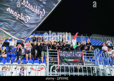 Brescia, Italien. 14. August 2022. Die Fans des FC Sudtirol während des Spiels Brescia Calcio gegen den FC Sudtirol in der italienischen Fußballserie B in Brescia, Italien, August 14 2022 Quelle: Independent Photo Agency/Alamy Live News Stockfoto