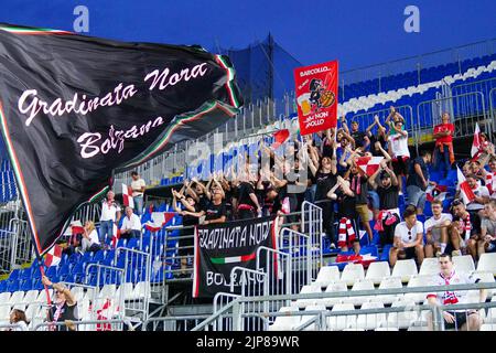 Brescia, Italien. 14. August 2022. Die Fans des FC Sudtirol während des Spiels Brescia Calcio gegen den FC Sudtirol in der italienischen Fußballserie B in Brescia, Italien, August 14 2022 Quelle: Independent Photo Agency/Alamy Live News Stockfoto