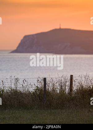 Farbenprächtiger Sonnenaufgang am Cap Gris Nez (Frankreich) im Sommer, ruhiges Meer Stockfoto