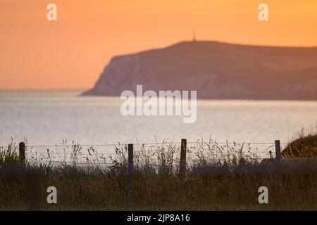 Farbenprächtiger Sonnenaufgang am Cap Gris Nez (Frankreich) im Sommer, ruhiges Meer Stockfoto