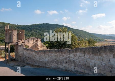 Die alte Mauer um die ursprüngliche Siedlung bat Shlomo, die 1889 gegründet wurde, um die jüdischen Siedler vor arabischen Überfällen zu schützen. Bat Shlomo ist ein Moshav i Stockfoto