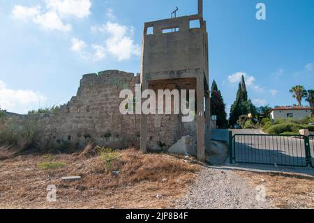 Die alte Mauer um die ursprüngliche Siedlung bat Shlomo, die 1889 gegründet wurde, um die jüdischen Siedler vor arabischen Überfällen zu schützen. Bat Shlomo ist ein Moshav i Stockfoto