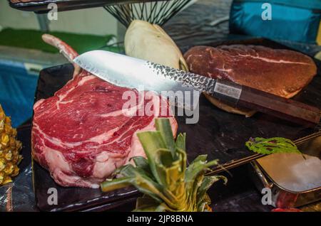 Rohfleischstücke werden an einem noblen Buffet ausgestellt Stockfoto