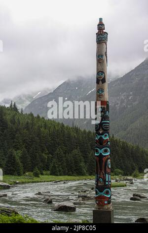 Totem Pole Haines ist ein von der Volkszählung gekennzeichter Ort in Haines Borough, Alaska, USA. Es ist im nördlichen Teil des Alaska Panhandle, n Stockfoto