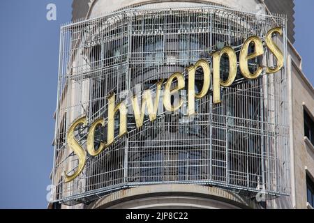 Das Schweppes-Schild auf dem Edificio Carrion-Gebäude in der Nähe der Gran Via in Madrid, Spanien Stockfoto