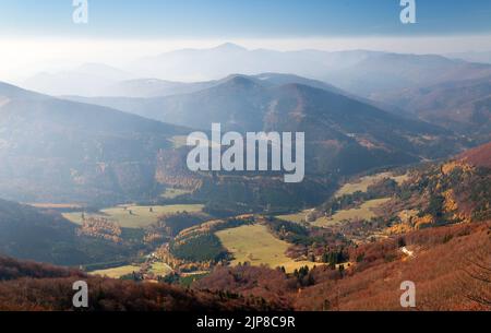 Herbstlicher Blick vom Berg Klak auf Strazovske vrchy mit blauen Horizonten, Karpaten, Slowakei Stockfoto